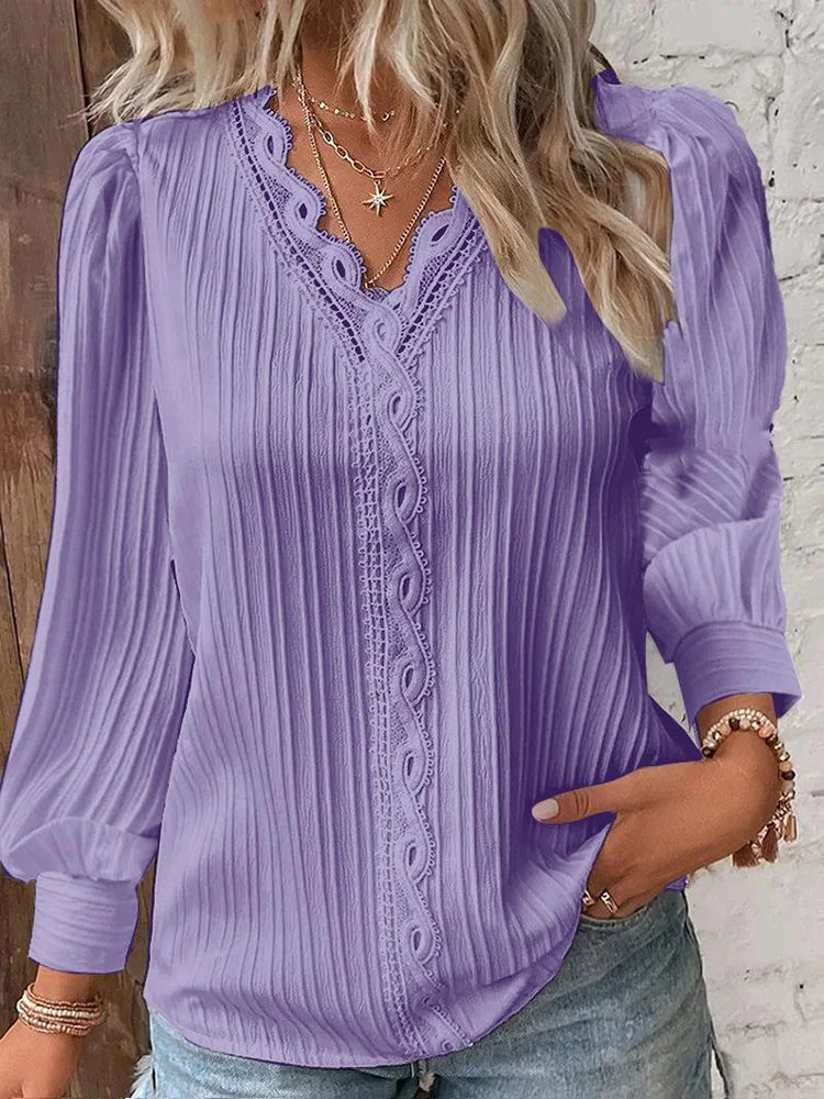 Vibonanza | Damesblouse met V-hals en kant in Lichtblauw
