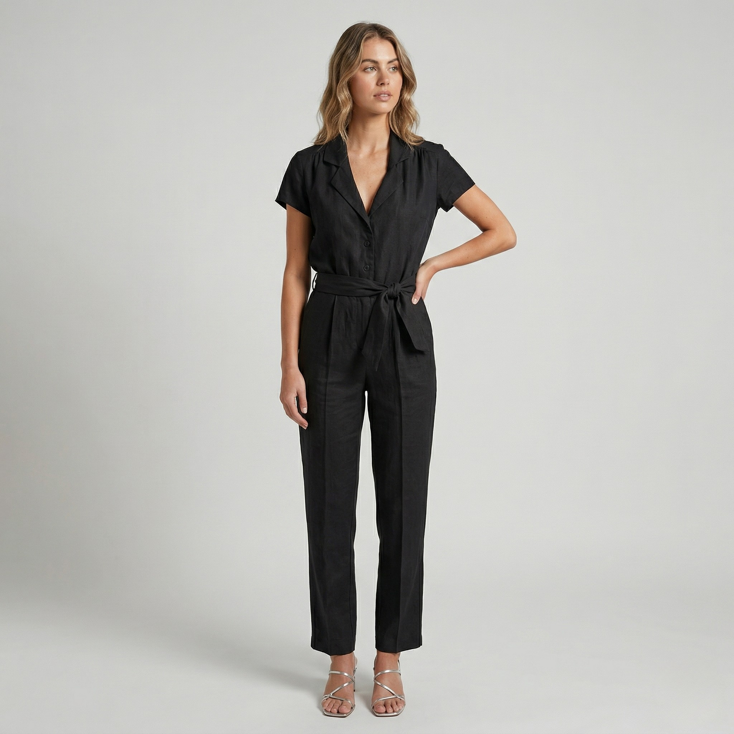 Vibonanza | Rode Jumpsuit met Ceintuur en V-hals