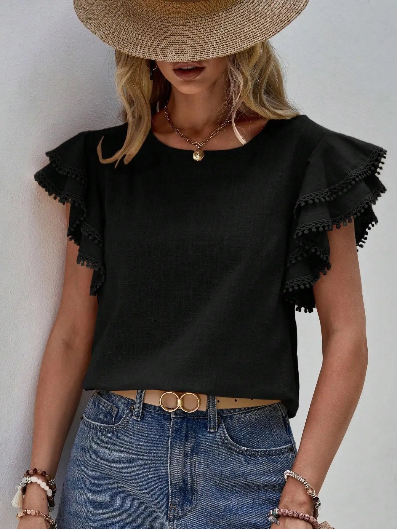 Vibonanza | Roze Damesblouse Met Korte Mouw En Pompons