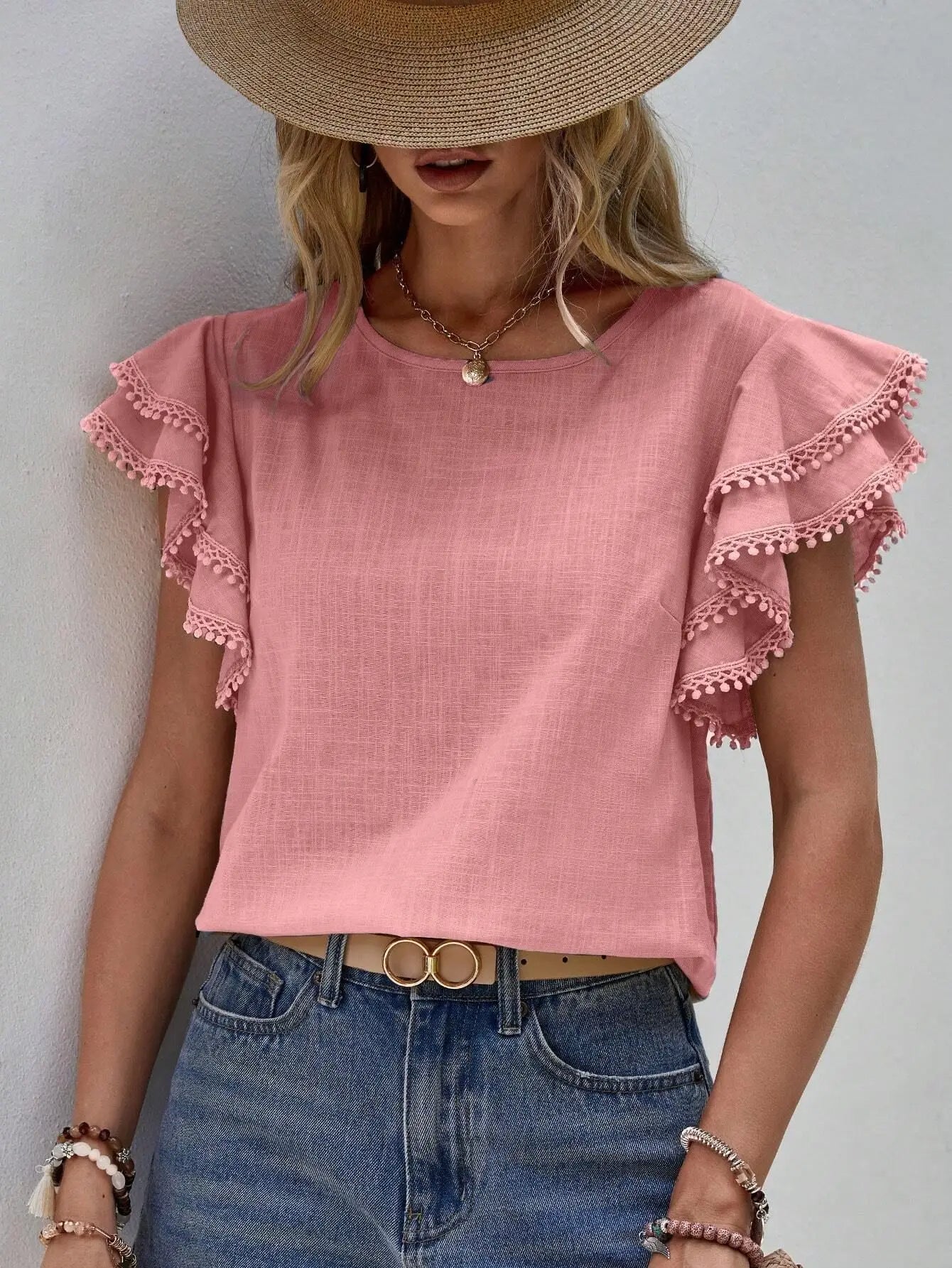 Vibonanza | Roze Damesblouse Met Korte Mouw En Pompons