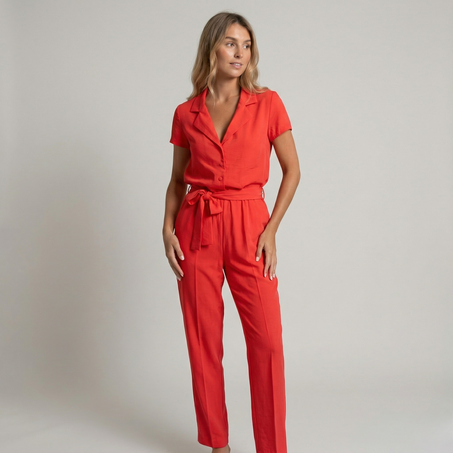 Vibonanza | Rode Jumpsuit met Ceintuur en V-hals