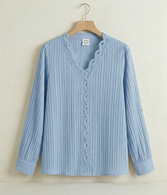 Vibonanza | Damesblouse met V-hals en kant in Lichtblauw