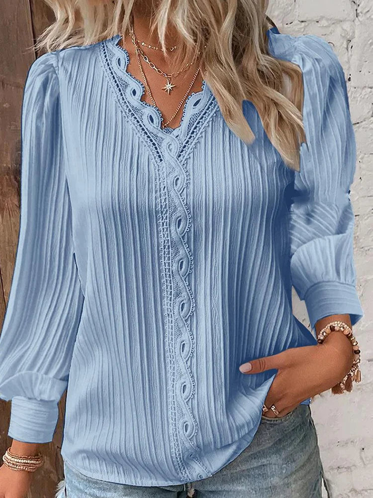 Vibonanza | Damesblouse met V-hals en kant in Lichtblauw