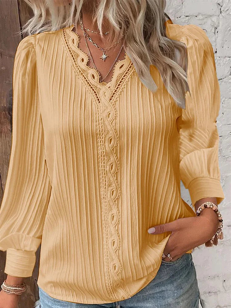 Vibonanza | Damesblouse met V-hals en kant in Lichtblauw